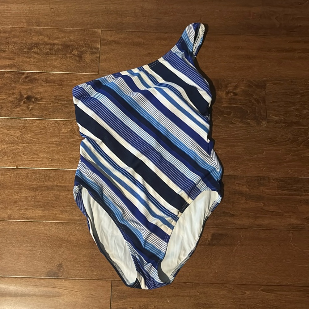 Great one shoulder swimsuit size 8